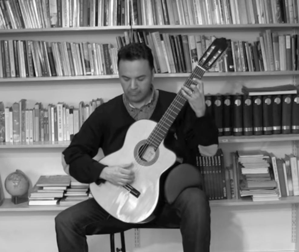 Claudio Garay spelar gitarr