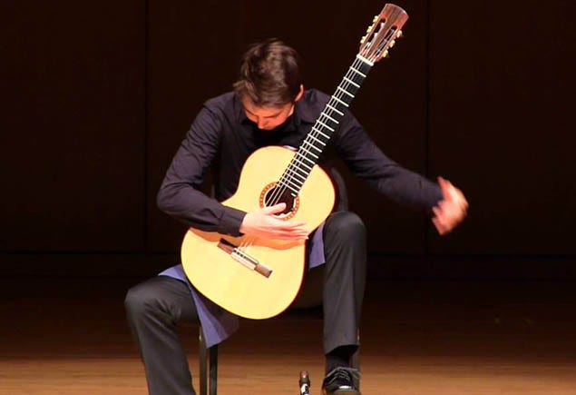 Nöjd elev med gitarr